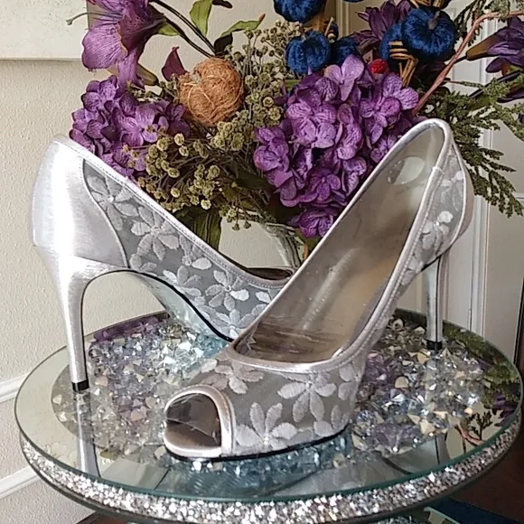 New Adrianna Papell Silver Sophia Embellished High Heels Pumps. Size 8