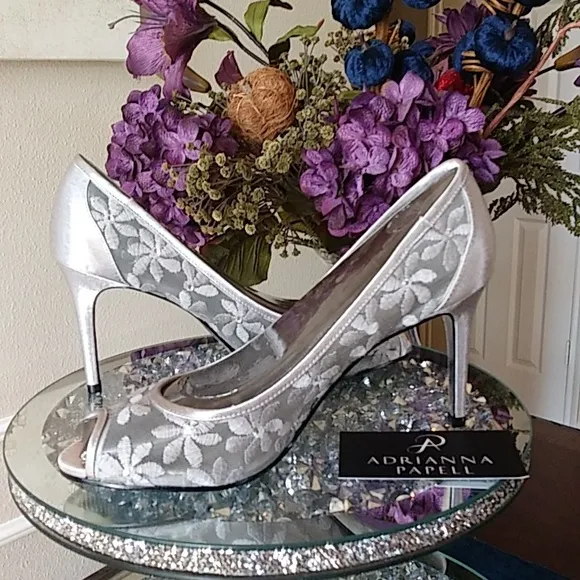 New Adrianna Papell Silver Sophia Embellished High Heels Pumps. Size 8