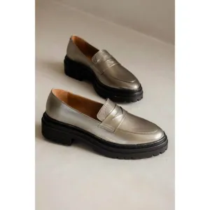 NEW BOBBIES women's amalia loafer in cosmic silver