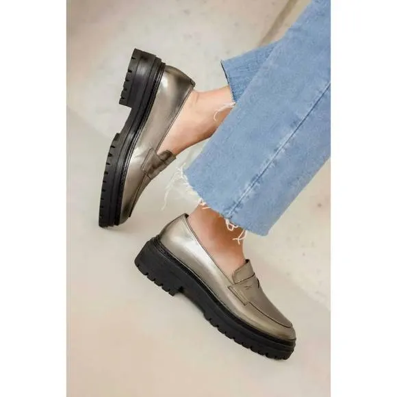 NEW BOBBIES women's amalia loafer in cosmic silver