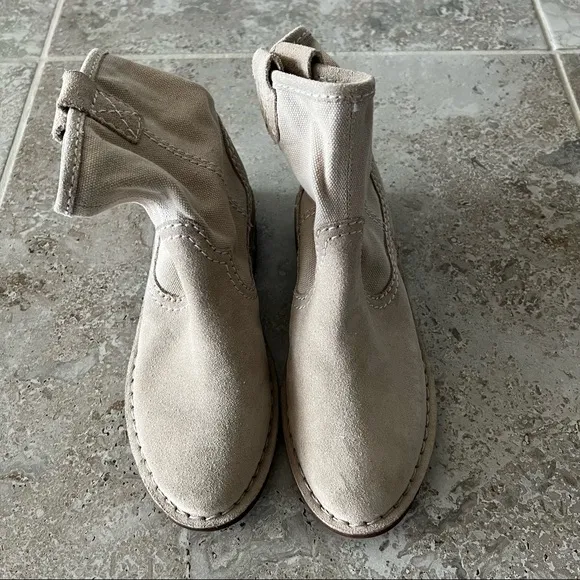 NEW Clarks Cabaret Stage Sand Booties Suede Ankle Boots Size UK 3D, US 5½ M
