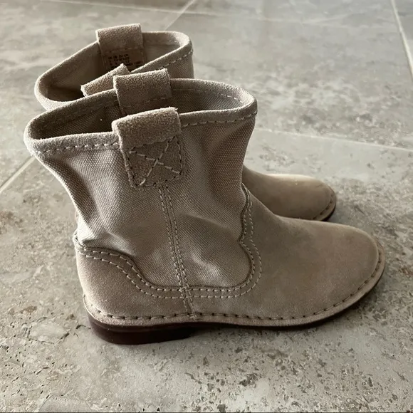 NEW Clarks Cabaret Stage Sand Booties Suede Ankle Boots Size UK 3D, US 5½ M
