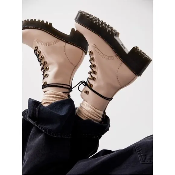 🌼New DR MARTENS🌼 Leona Combat Boot