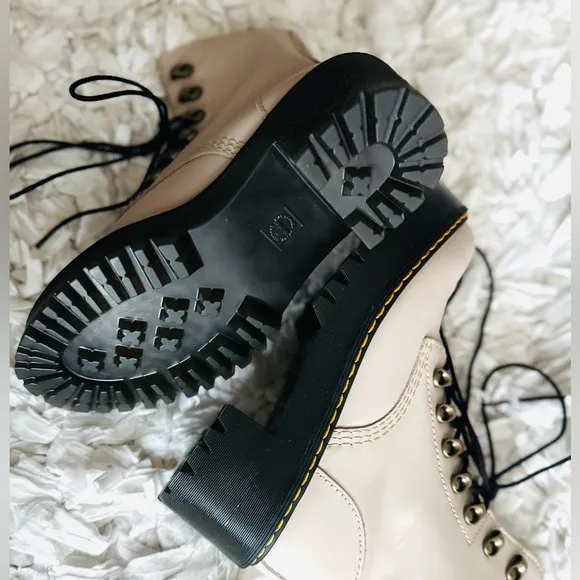 🌼New DR MARTENS🌼 Leona Combat Boot