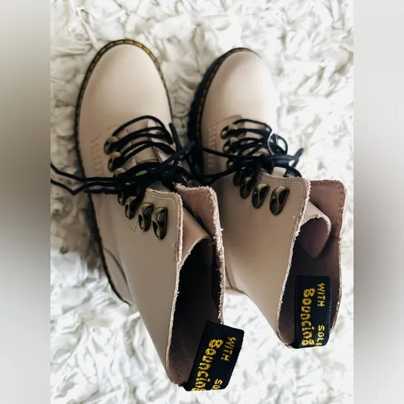 🌼New DR MARTENS🌼 Leona Combat Boot