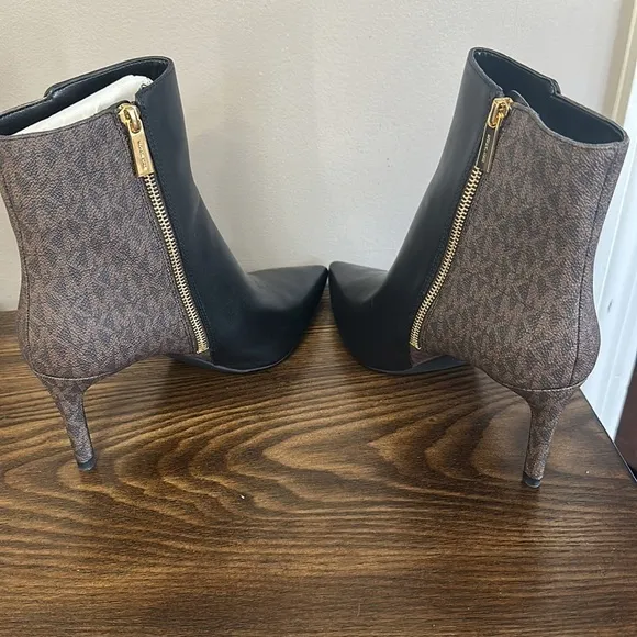 NEW Michael Kora Alina Flex Logo Ankle Bootie