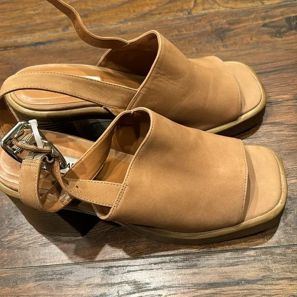 NEW! Steve Madden Camel Forza Sandal - Size 8