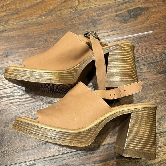 NEW! Steve Madden Camel Forza Sandal - Size 8