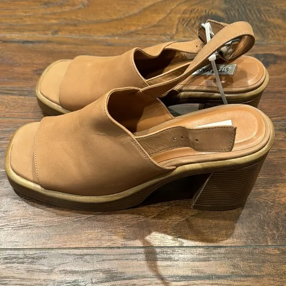 NEW! Steve Madden Camel Forza Sandal - Size 8