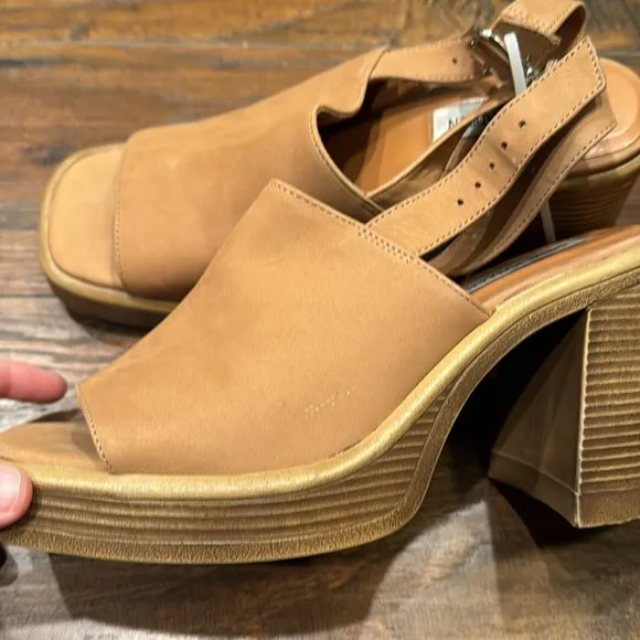 NEW! Steve Madden Camel Forza Sandal - Size 8