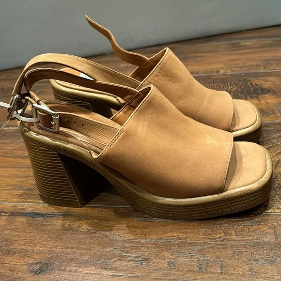 NEW! Steve Madden Camel Forza Sandal - Size 8