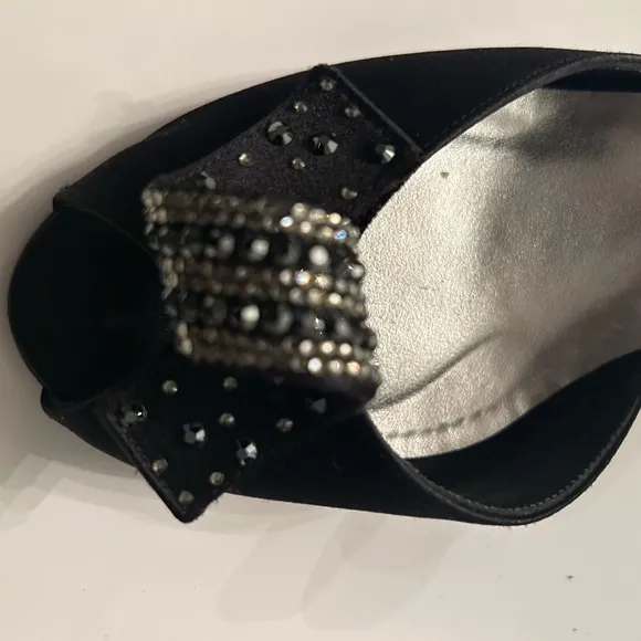 New STUART WEITZMAN satin sling back peep toe sandals black crystal bow 8W