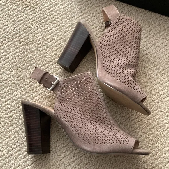 NEW TAHARI Taupe Grey Margaret Perforated Suede Block Heel Sandals Shoes 8 NIB