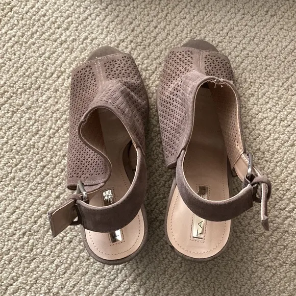 NEW TAHARI Taupe Grey Margaret Perforated Suede Block Heel Sandals Shoes 8 NIB