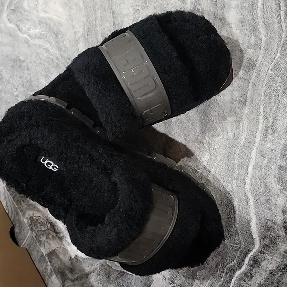 NIB Women's Size 6 UGG Fluffy Sandal