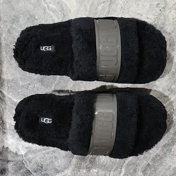NIB Women's Size 6 UGG Fluffy Sandal