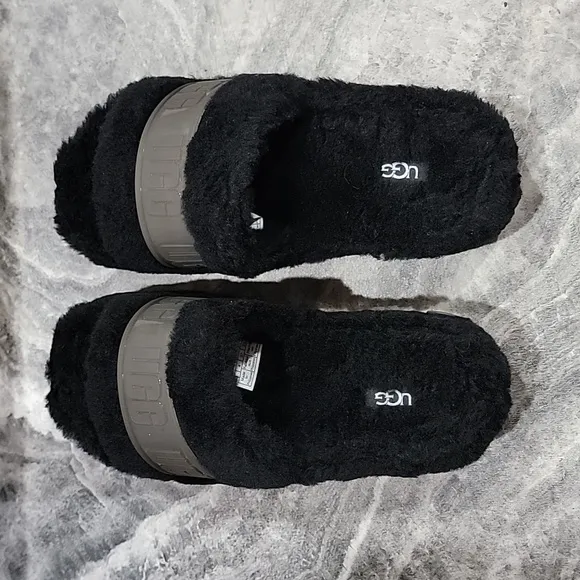 NIB Women's Size 6 UGG Fluffy Sandal
