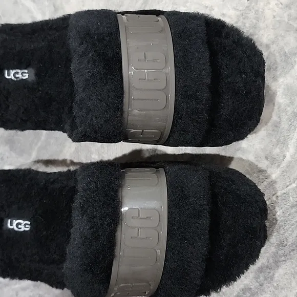 NIB Women's Size 6 UGG Fluffy Sandal