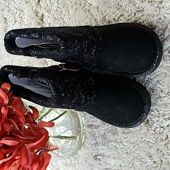 NIB/NWT - Girls Boots