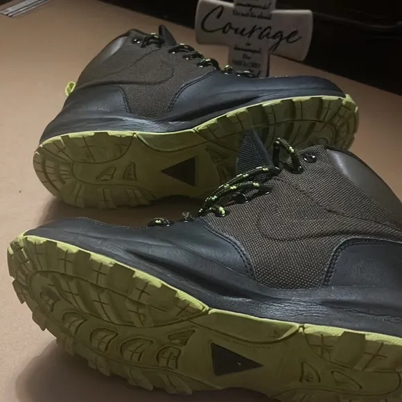 Nike ACG BOOTS. Boys Size 5.