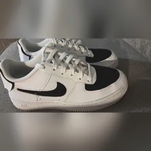 Nike Air Force 1 Lo Ess Black &amp; White Color Block Shoes 5 Y