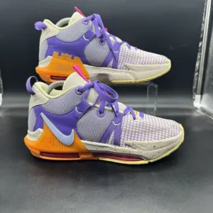 Nike Boys LeBron Witness 7 DQ8650-101 Purple Basketball Shoes Sneakers Size 7Y