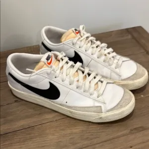 Nike Men's White and Black Sneakers Size 10.5