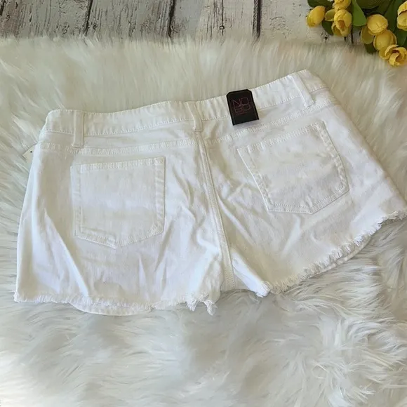 No Boundaries White Fringe Shorts With Pearls Size 17