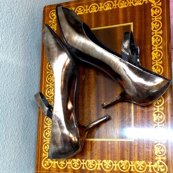 NWB Donald J Pliner 8 Metallic Bronze Silver heels