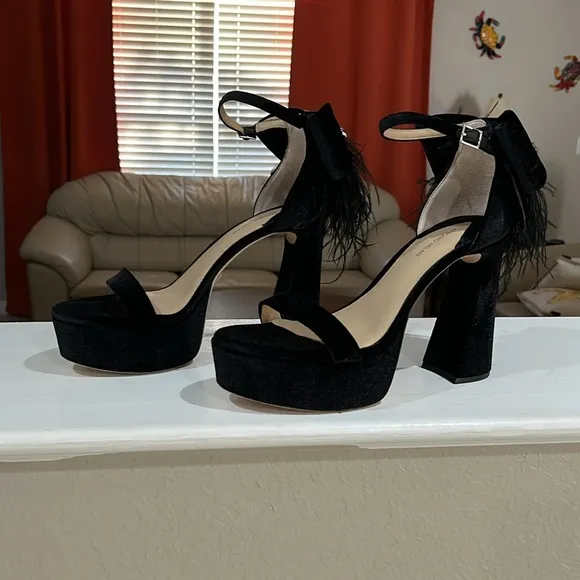 NWOB Antonio Melani Janie Sandals Size 10 Black Velvet feathers Rhinestone Bow