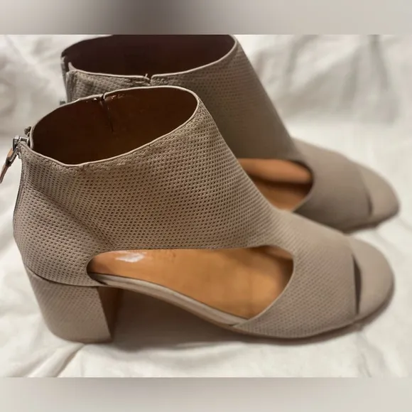 NWOB Gentle Souls Charlene Sandals Tan Leather Block Heels Shoes Size 9M