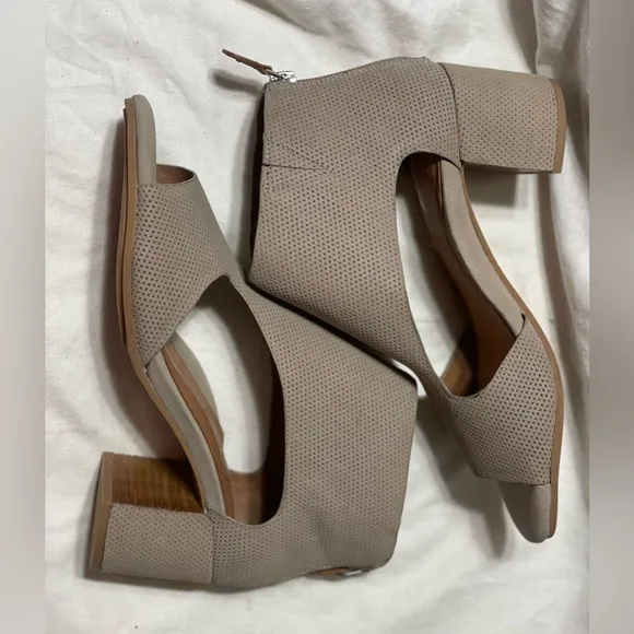 NWOB Gentle Souls Charlene Sandals Tan Leather Block Heels Shoes Size 9M