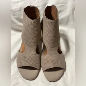 NWOB Gentle Souls Charlene Sandals Tan Leather Block Heels Shoes Size 9M