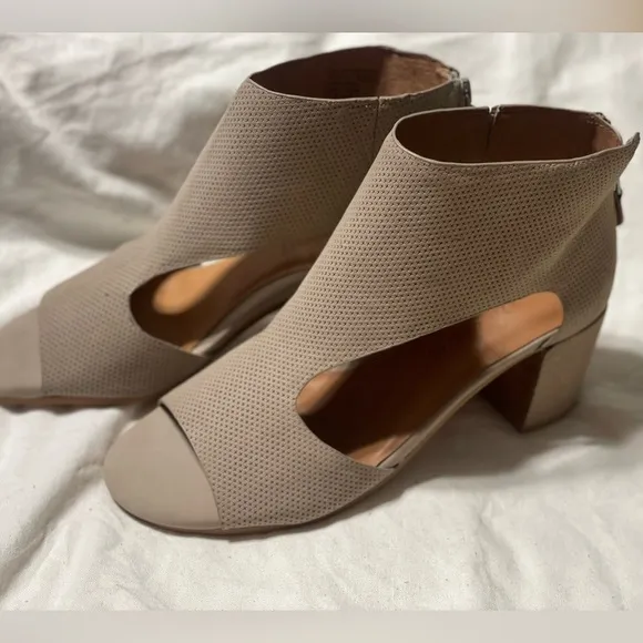 NWOB Gentle Souls Charlene Sandals Tan Leather Block Heels Shoes Size 9M