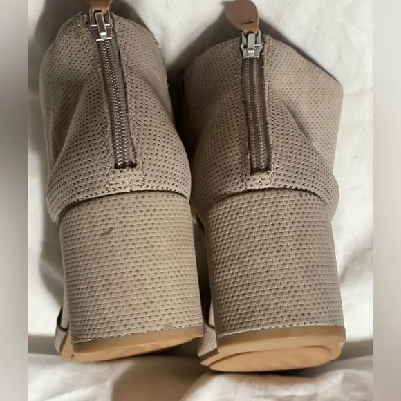 NWOB Gentle Souls Charlene Sandals Tan Leather Block Heels Shoes Size 9M