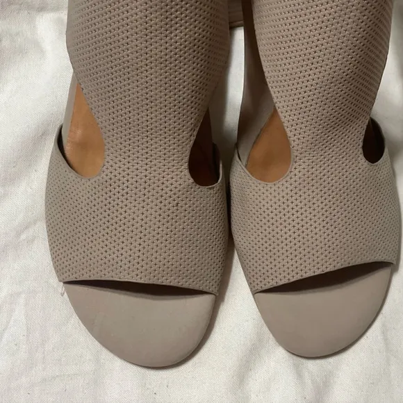 NWOB Gentle Souls Charlene Sandals Tan Leather Block Heels Shoes Size 9M