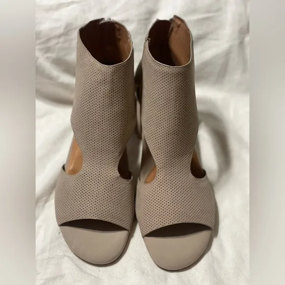 NWOB Gentle Souls Charlene Sandals Tan Leather Block Heels Shoes Size 9M