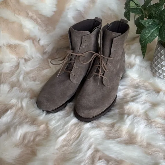 NWOB - Munro Finnley Suede Ankle Boots - Moss