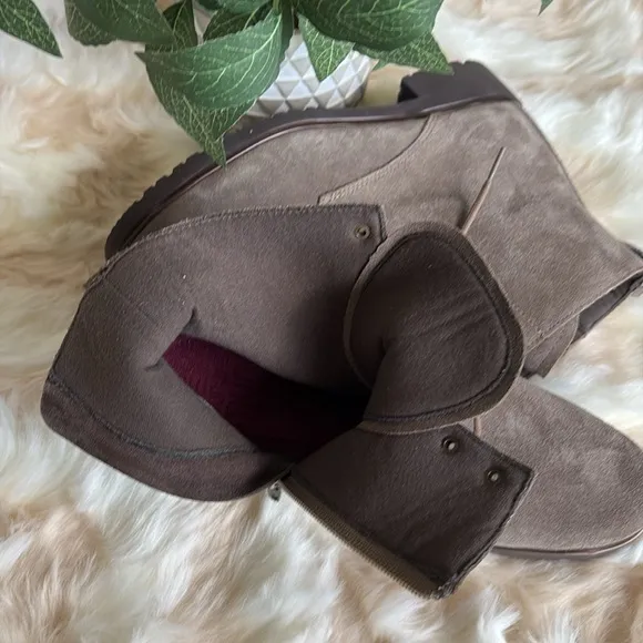 NWOB - Munro Finnley Suede Ankle Boots - Moss