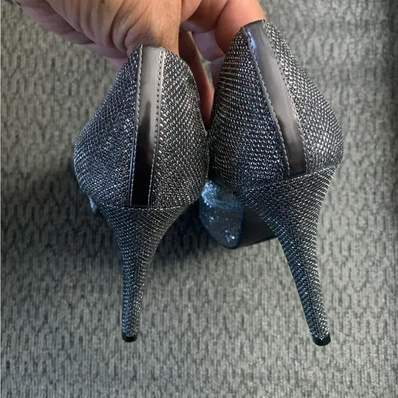 NWOB Nine West Canya Peep Toe Silver Shimmer Pump Heels Womens Size 9.