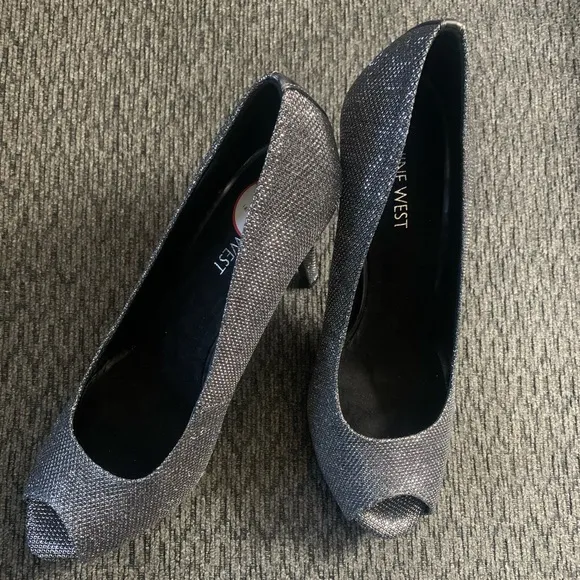 NWOB Nine West Canya Peep Toe Silver Shimmer Pump Heels Womens Size 9.
