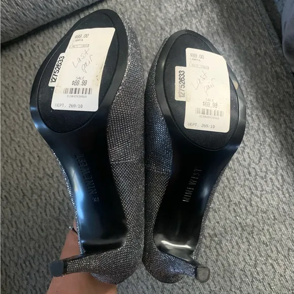 NWOB Nine West Canya Peep Toe Silver Shimmer Pump Heels Womens Size 9.