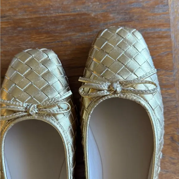 NWOT Bernardo Women's Gold Woven Flats