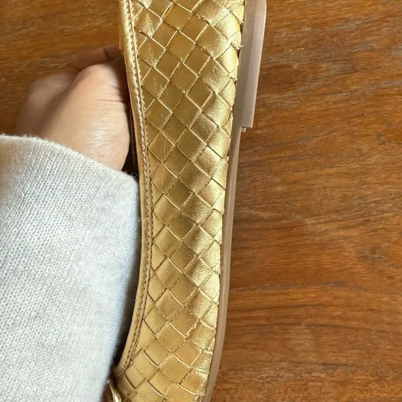 NWOT Bernardo Women's Gold Woven Flats