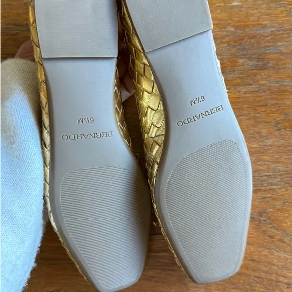 NWOT Bernardo Women's Gold Woven Flats
