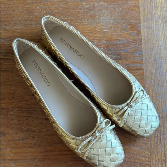 NWOT Bernardo Women's Gold Woven Flats