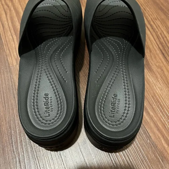 NWOT CROCS LiteRide Black Platform Sandals Size 10 W