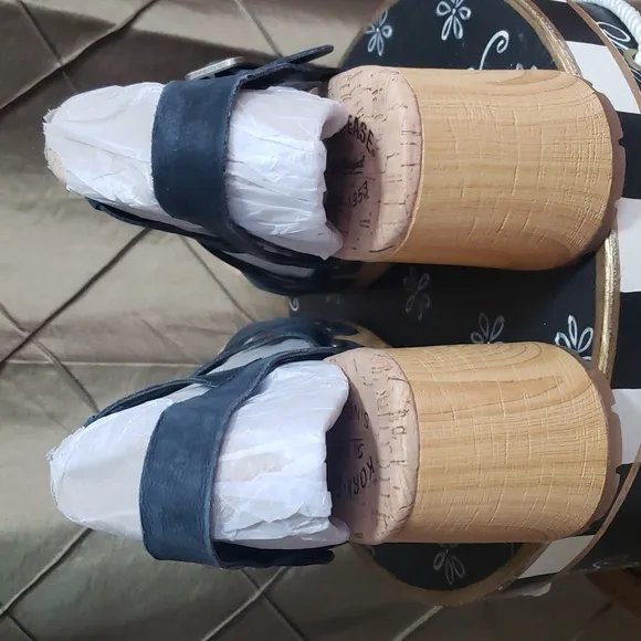 NWOT- Kork-Ease ‘Talia’ Leather Platform Sandals