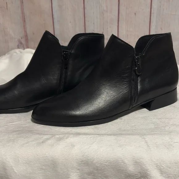 NWOT Munro Averee Leather Double Zipper Ankle Boots