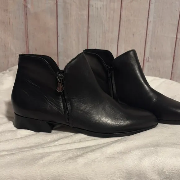 NWOT Munro Averee Leather Double Zipper Ankle Boots
